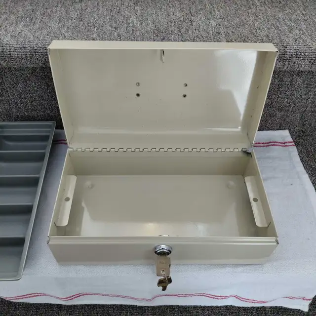 Coffret petite caisse vintage en métal avec 2 clés - Photo 2