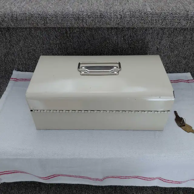 Coffret petite caisse vintage en métal avec 2 clés - Photo 5