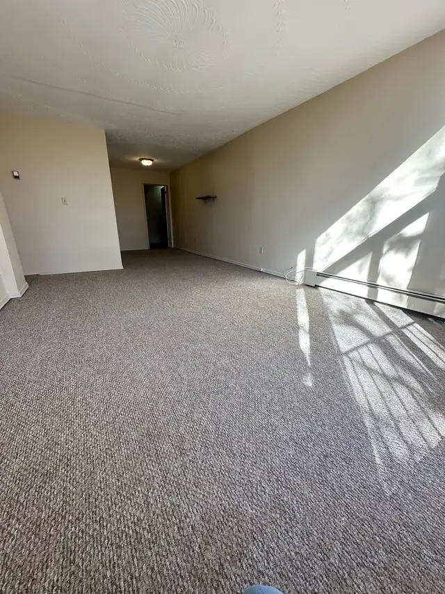 Large All Inclusive 1 Bdrm   Den Available April 1st - Photo 2