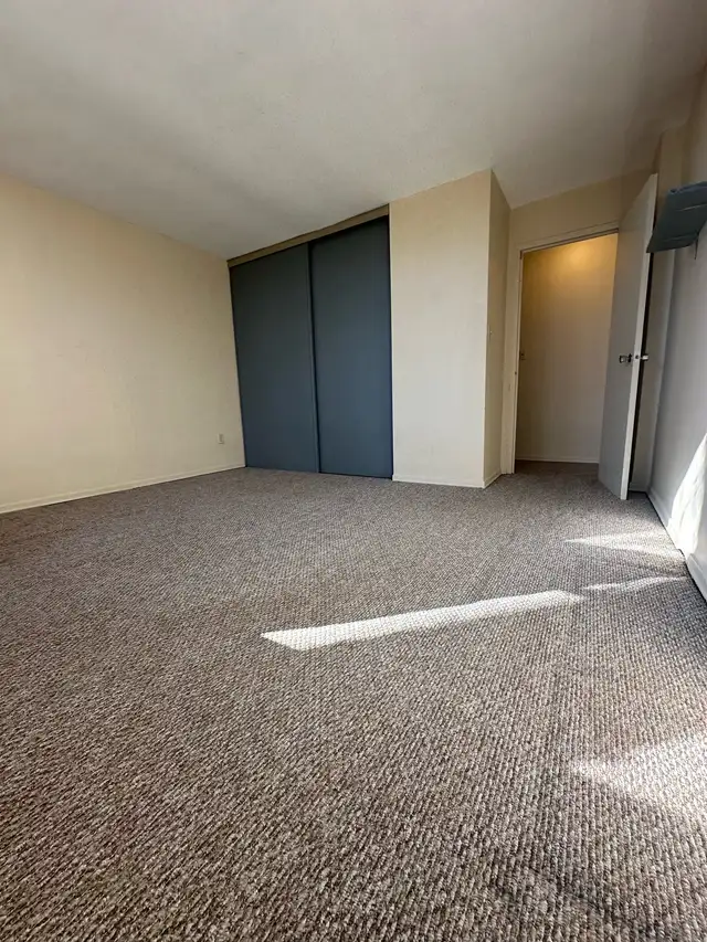 Large All Inclusive 1 Bdrm   Den Available April 1st - Photo 4