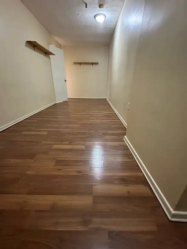 Large All Inclusive 1 Bdrm   Den Available April 1st - Photo 6