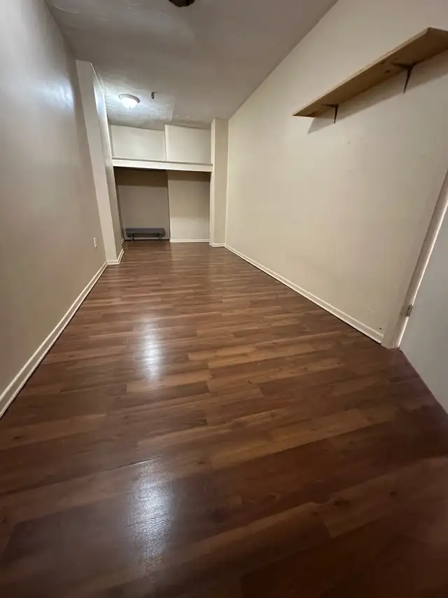 Large All Inclusive 1 Bdrm   Den Available April 1st - Photo 7