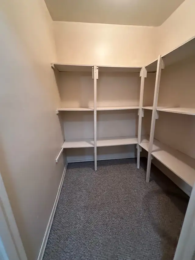 Large All Inclusive 1 Bdrm   Den Available April 1st - Photo 8