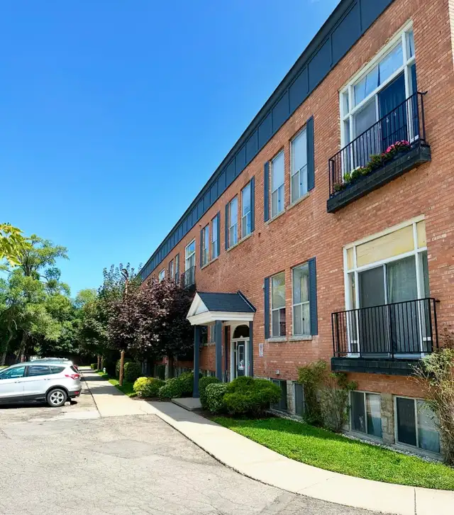 Large All Inclusive 1 Bdrm   Den Available April 1st - Photo 9