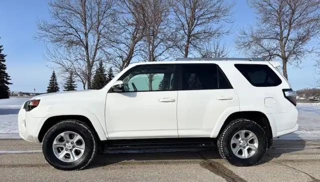 2017 Toyota 4Runner SR5 4WD 7 PASSENGER - WARRANTY INCLUDED - Photo 2
