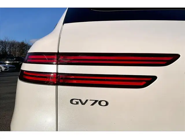 2025 Genesis GV70 2.5T Advanced | Vented Leather | Panoroof | AW - Photo 31