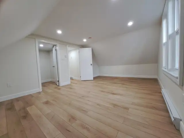 Bright Renovated 4 Bedroom Upper Unit - Loft   Parking - Oshawa - Photo 2