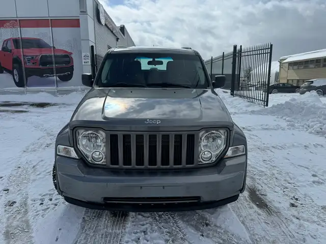 2012 Jeep Liberty Sport EXTREMELY LOW MILEAGE GREAT CONDITION - Photo 2