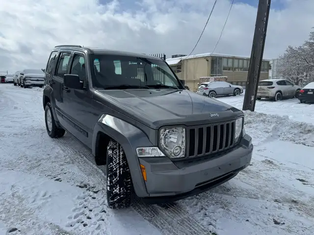 2012 Jeep Liberty Sport EXTREMELY LOW MILEAGE GREAT CONDITION - Photo 3