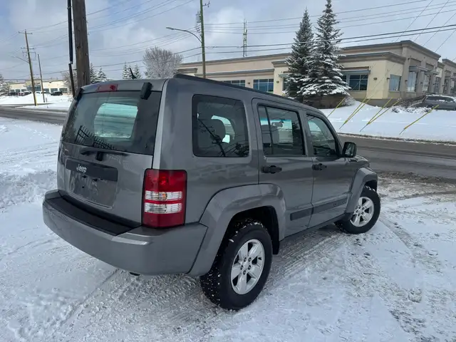 2012 Jeep Liberty Sport EXTREMELY LOW MILEAGE GREAT CONDITION - Photo 4