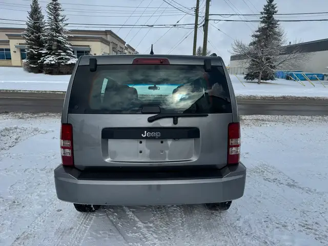 2012 Jeep Liberty Sport EXTREMELY LOW MILEAGE GREAT CONDITION - Photo 5