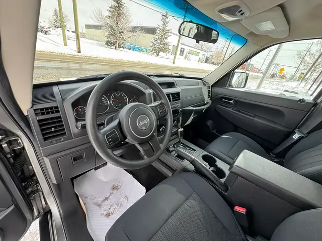 2012 Jeep Liberty Sport EXTREMELY LOW MILEAGE GREAT CONDITION - Photo 8