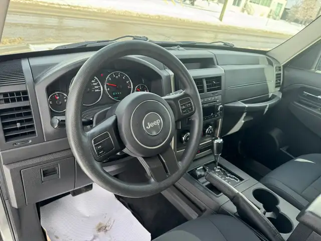 2012 Jeep Liberty Sport EXTREMELY LOW MILEAGE GREAT CONDITION - Photo 9