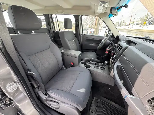 2012 Jeep Liberty Sport EXTREMELY LOW MILEAGE GREAT CONDITION - Photo 10