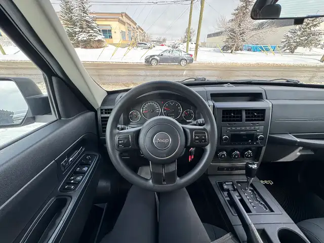 2012 Jeep Liberty Sport EXTREMELY LOW MILEAGE GREAT CONDITION - Photo 11