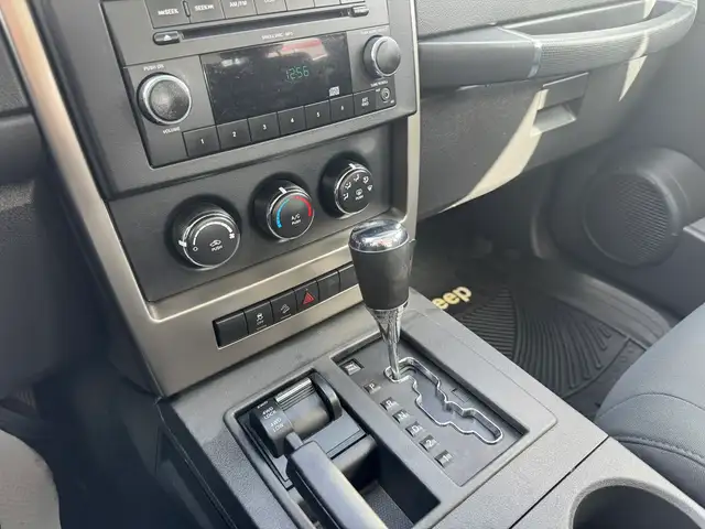 2012 Jeep Liberty Sport EXTREMELY LOW MILEAGE GREAT CONDITION - Photo 15