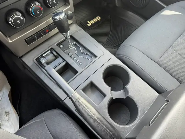 2012 Jeep Liberty Sport EXTREMELY LOW MILEAGE GREAT CONDITION - Photo 16