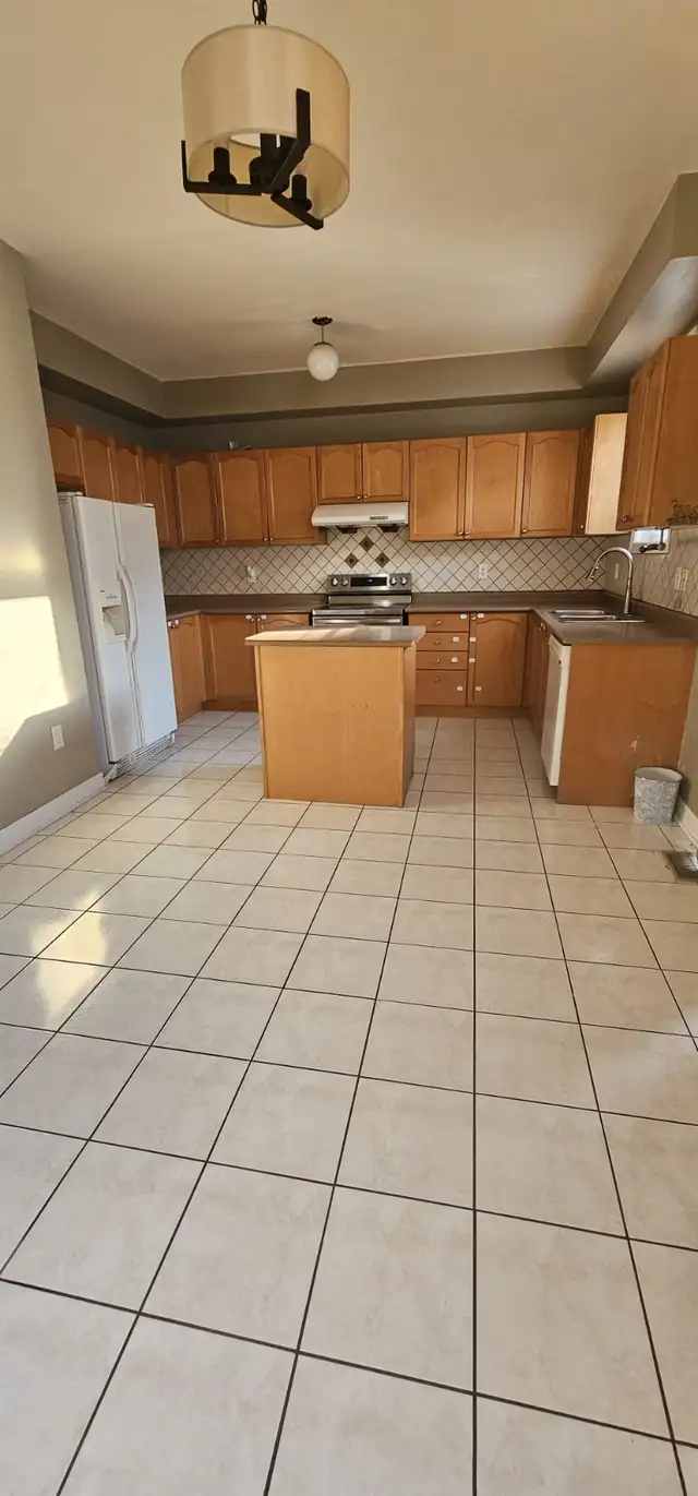 FAMILY ONLY! 4 Bedroom house for rent in Brampton from May 1st - Photo 6