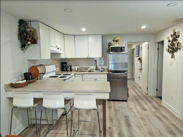 Fully Furnished Private 1-Bedroom Apartment, North York - Photo 3