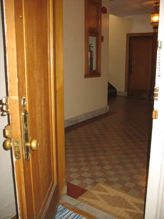 HEATED 3.5 & 4.5 Apt for Rent- CSL- steps from Villa Maria Metro - Photo 2
