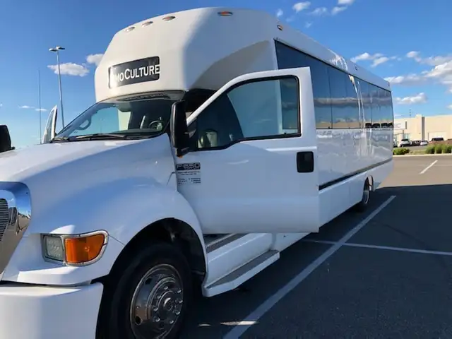 WEDDING LIMOUSINE NIAGARA LIMO -BIRTHDAY CLUB CONCERT DINNER - Photo 2