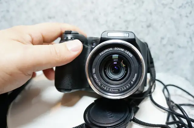 Fujifilm Finepix s5800 Point & Shoot Camera - 10x optical zoom