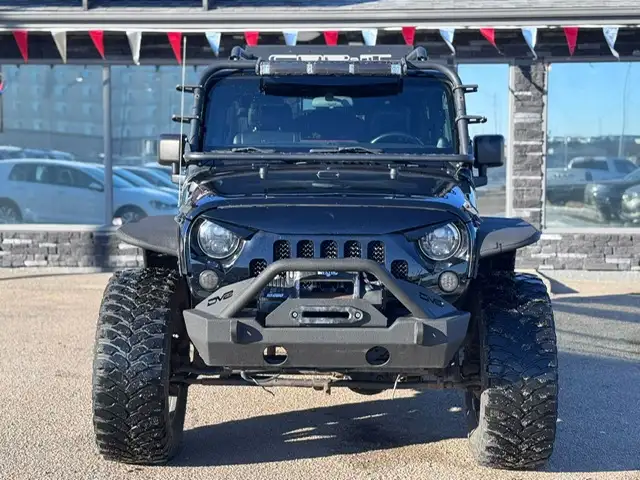 2012 JEEP WRANGLER UNLIMITED SAHARA – 3.6L V6 – 4WD – 4 DOOR - Photo 2