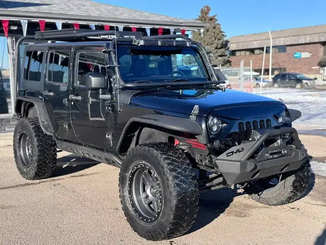 2012 JEEP WRANGLER UNLIMITED SAHARA – 3.6L V6 – 4WD – 4 DOOR - Photo 3