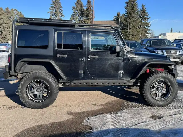 2012 JEEP WRANGLER UNLIMITED SAHARA – 3.6L V6 – 4WD – 4 DOOR - Photo 4