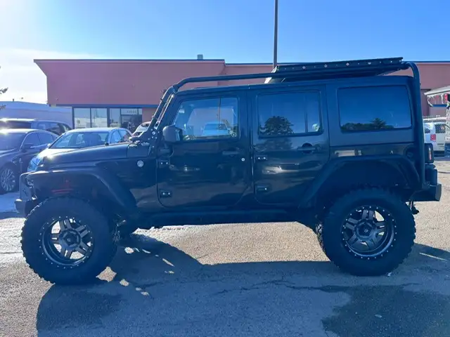 2012 JEEP WRANGLER UNLIMITED SAHARA – 3.6L V6 – 4WD – 4 DOOR - Photo 8