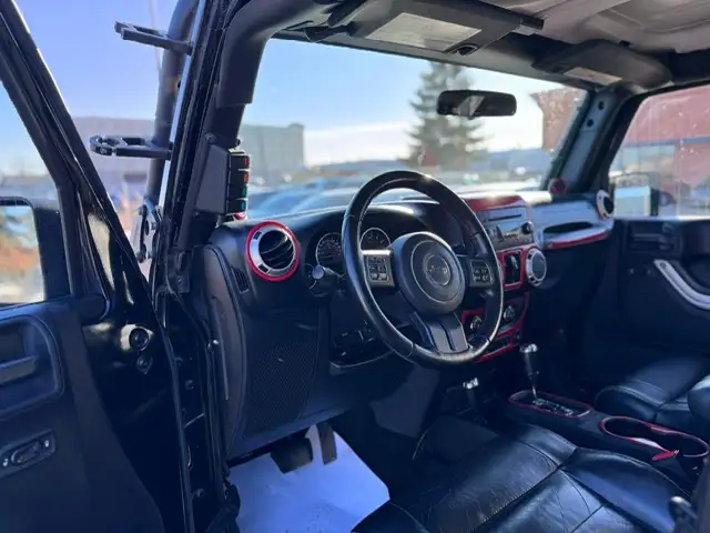 2012 JEEP WRANGLER UNLIMITED SAHARA – 3.6L V6 – 4WD – 4 DOOR - Photo 10