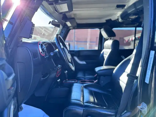 2012 JEEP WRANGLER UNLIMITED SAHARA – 3.6L V6 – 4WD – 4 DOOR - Photo 11