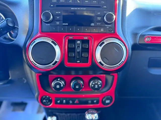 2012 JEEP WRANGLER UNLIMITED SAHARA – 3.6L V6 – 4WD – 4 DOOR - Photo 12