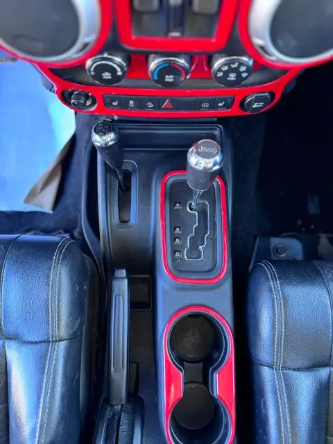 2012 JEEP WRANGLER UNLIMITED SAHARA – 3.6L V6 – 4WD – 4 DOOR - Photo 14