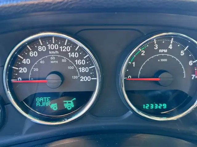 2012 JEEP WRANGLER UNLIMITED SAHARA – 3.6L V6 – 4WD – 4 DOOR - Photo 15