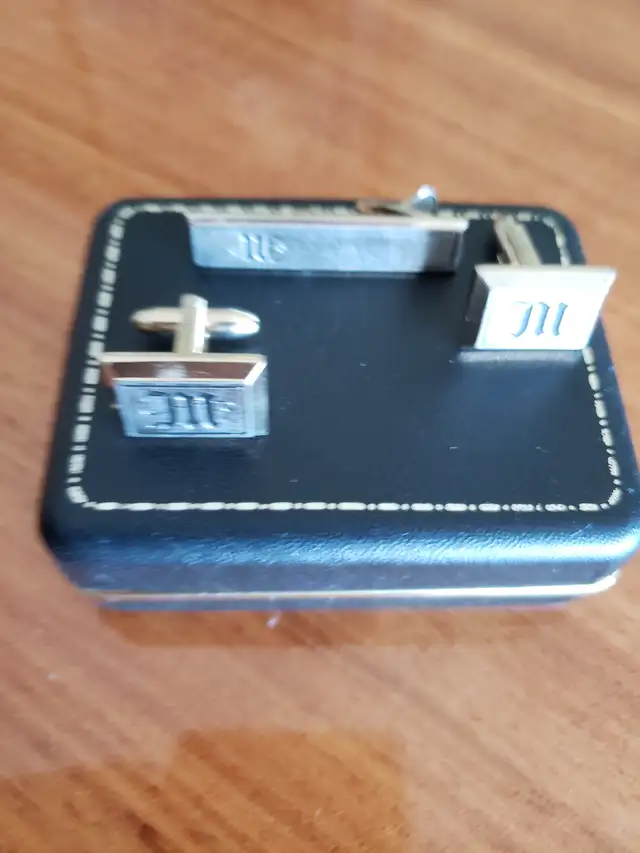 NICE SET OF CUFFLINKS IN BOX IN BNEW COND.