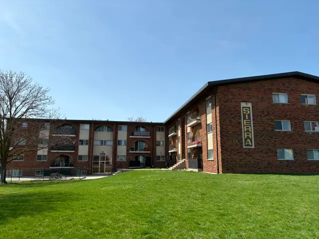 2-bedroom apartment available Immediately - 539 Parkside Dr.