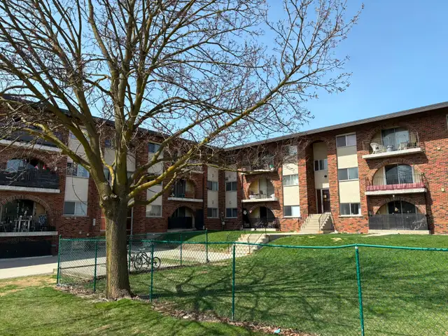 2-bedroom apartment available Immediately - 539 Parkside Dr. - Photo 2