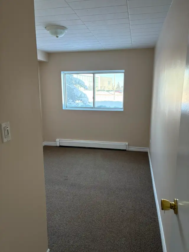 2-bedroom apartment available Immediately - 539 Parkside Dr. - Photo 8