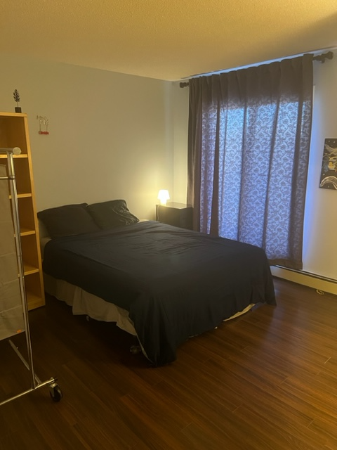 A large room is available for rent in Edgemont NW, Calgary