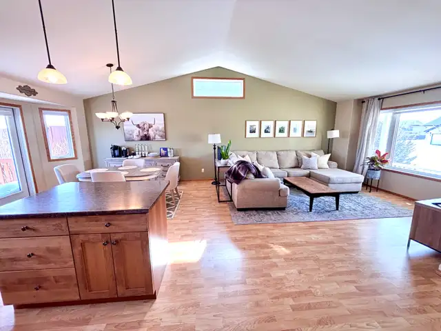 House for sale in Winkler - Photo 2