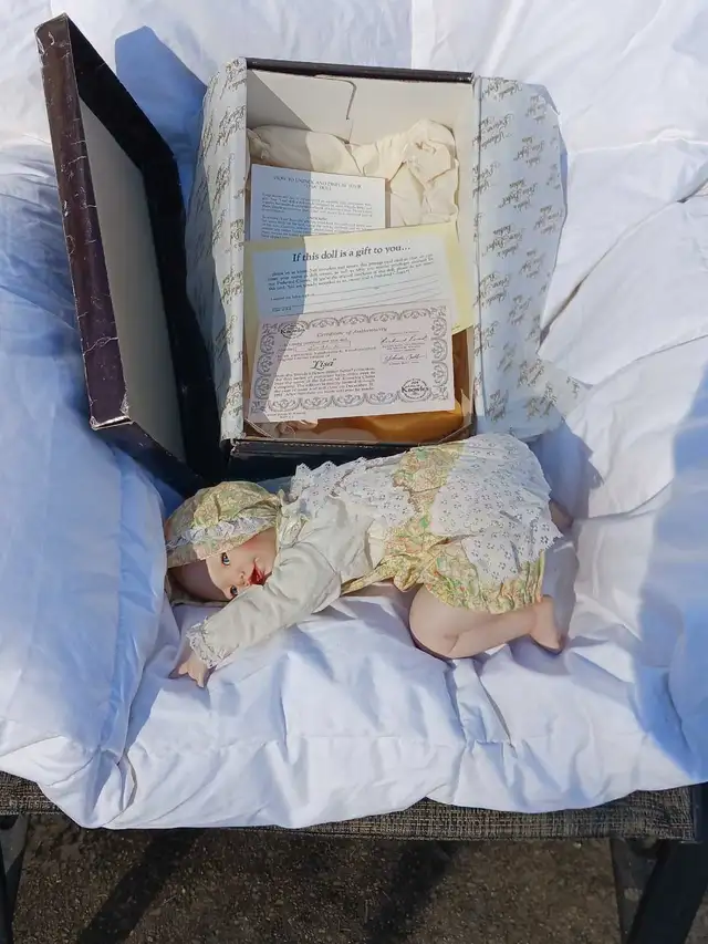 AshtonDrake1990VintagePorcelainDoll 'LISA' PicturePerfect Babies