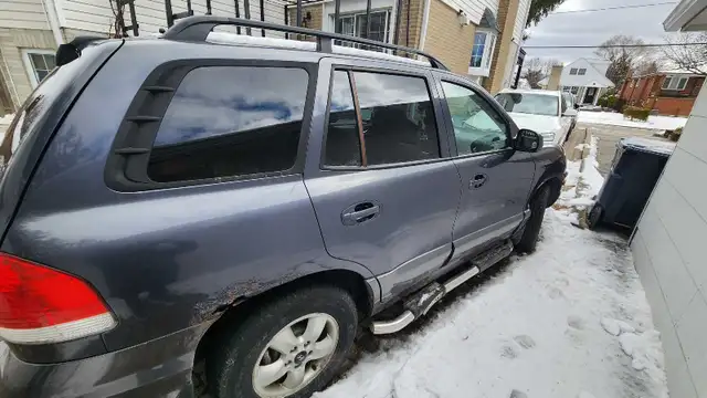 FOR SALE: 2005 Hyndai Sante Fe - Photo 4