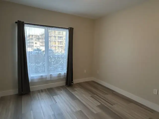 PET FRIENDLY! Apartment is VACANT! Occupancy is fkexible! - Photo 11