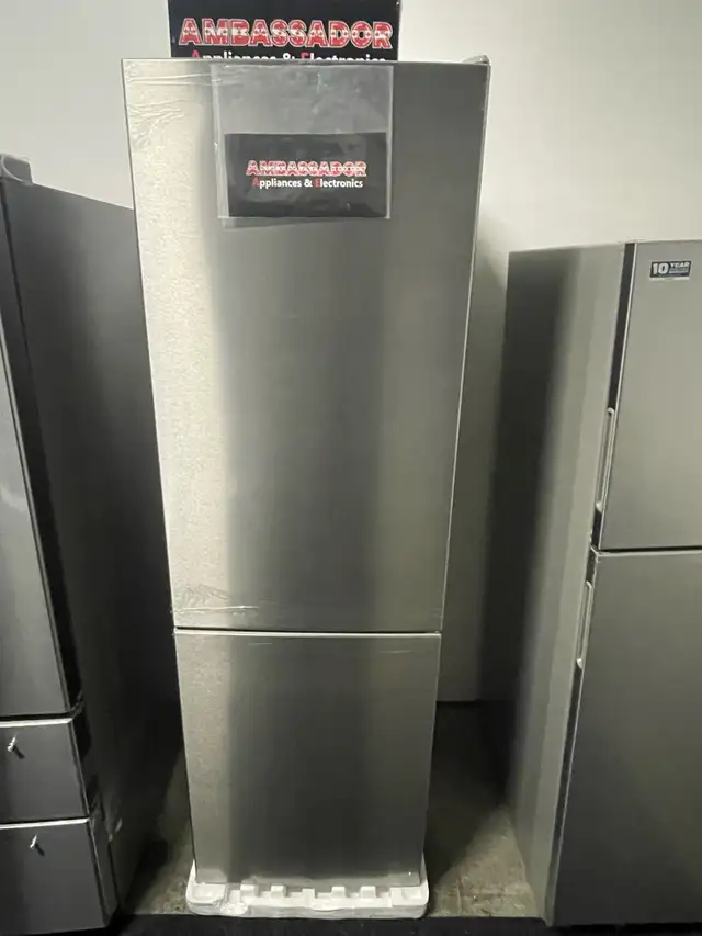 NEW 24" Whirlpool  Counter Depth Bottom Freezer Fridge11.3 Cu.Ft - Photo 2