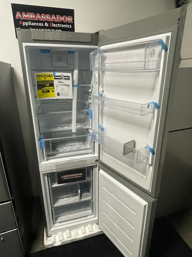 NEW 24" Whirlpool  Counter Depth Bottom Freezer Fridge11.3 Cu.Ft - Photo 3