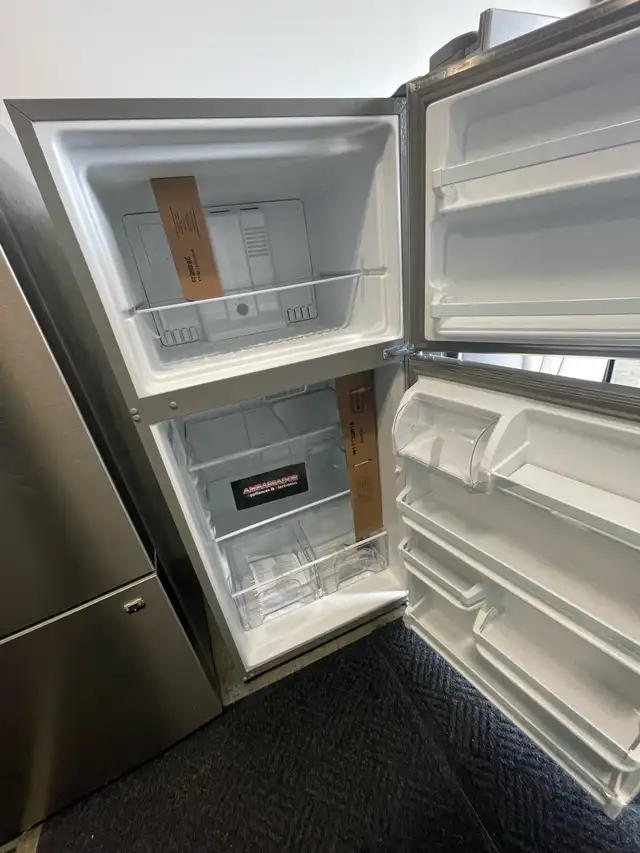 NEW 30" Whirlpool Top Freezer (18.2 Cu.Ft) Stainless Steel - Photo 3