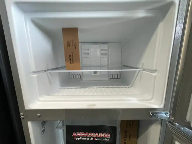 NEW 30" Whirlpool Top Freezer (18.2 Cu.Ft) Stainless Steel - Photo 7