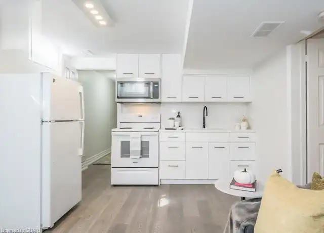 EXECUTIVE 1-BEDROOM LEGAL SUITEWest End Guelph  May 1 - June 1 - Photo 4