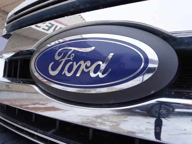 2022 Ford F-350 XLT 4WD Crew Cab | HEAVY DUTY FLAT DECK!! - Photo 43